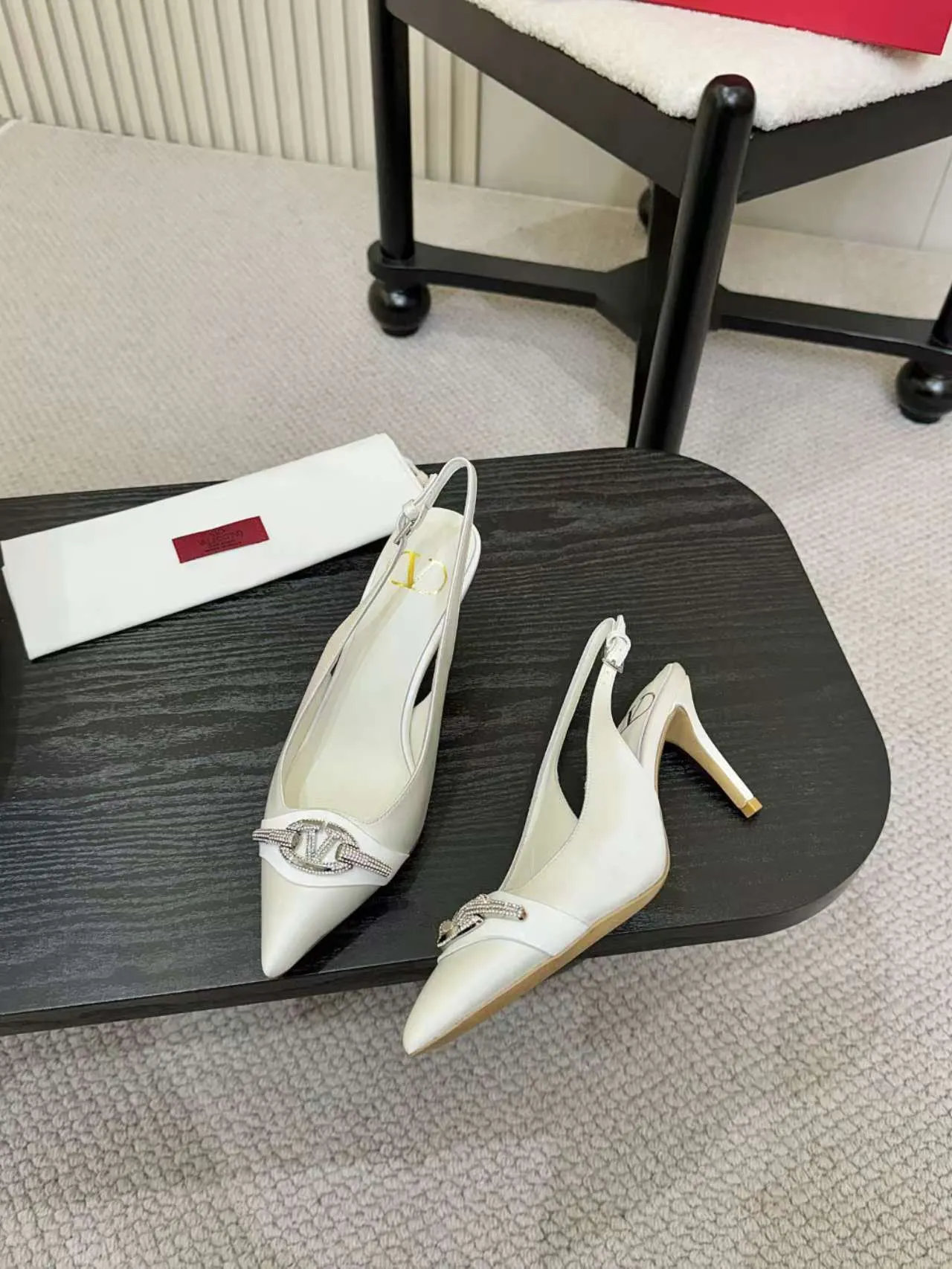 👟👟Ex-factory price 440👟👟 Genuine leather sole + 40 Kloesch diamond buckle Valentino.Valentino v-buckle sandals ㊙️Latest series of counters Authentic version with perfect details. Authentic products are made one to one. All details are consistent with the original ones. The upper foot is very pedicure type. The key point is that it is very good and easy to control. It does not grind the feet and does not tire the feet. It is a walking artifact, exclusive mold opening. The highest version on the market. Fabric: Imported silk, lining and foot pads all sheepskin. Sizes (34 to 42). Customized sizes 34 and 42 are non-returnable and non-exchangeable. Heel height: 7.5CM. Rubber sole. Genuine leather sole +40